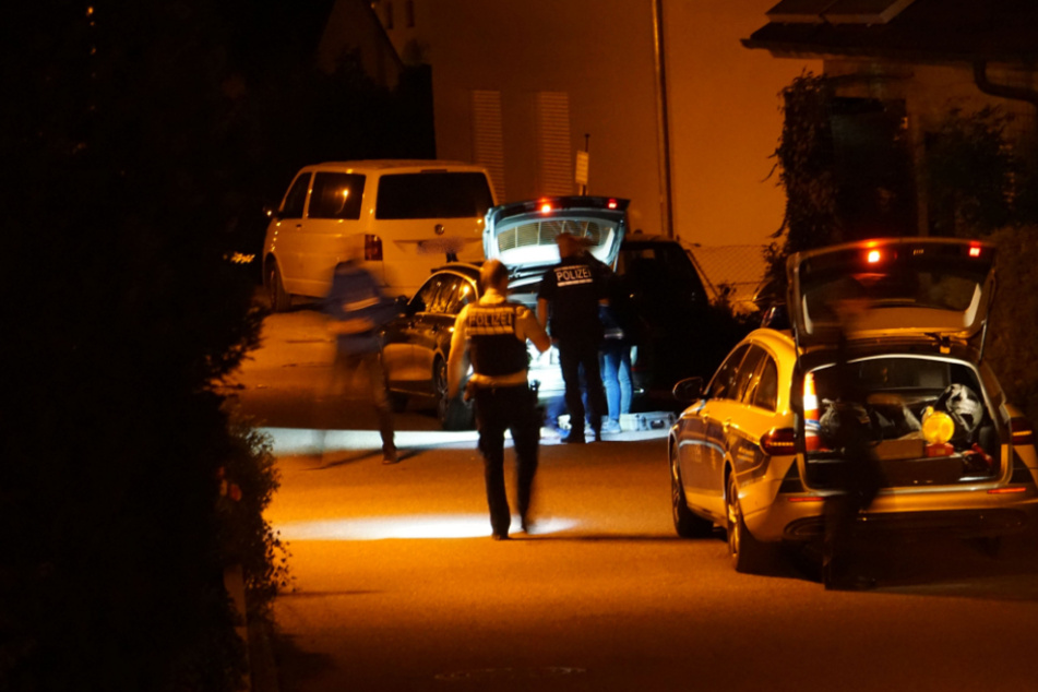 Polizisten gehen am Ort des Geschehens ihrer Arbeit nach.