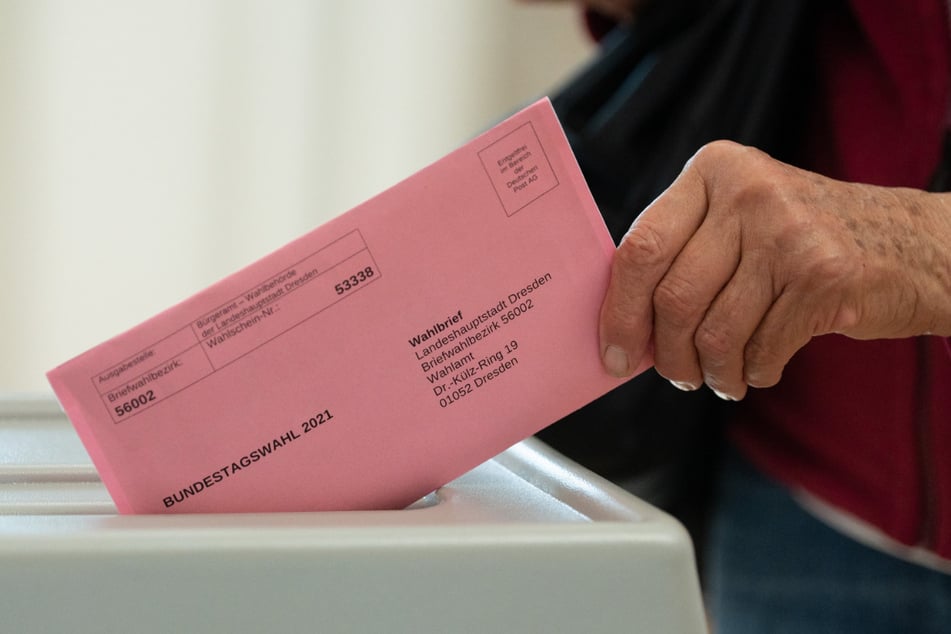 Im Briefwahlbüro kann man seine Wahlunterlagen direkt ausfüllen und einwerfen.