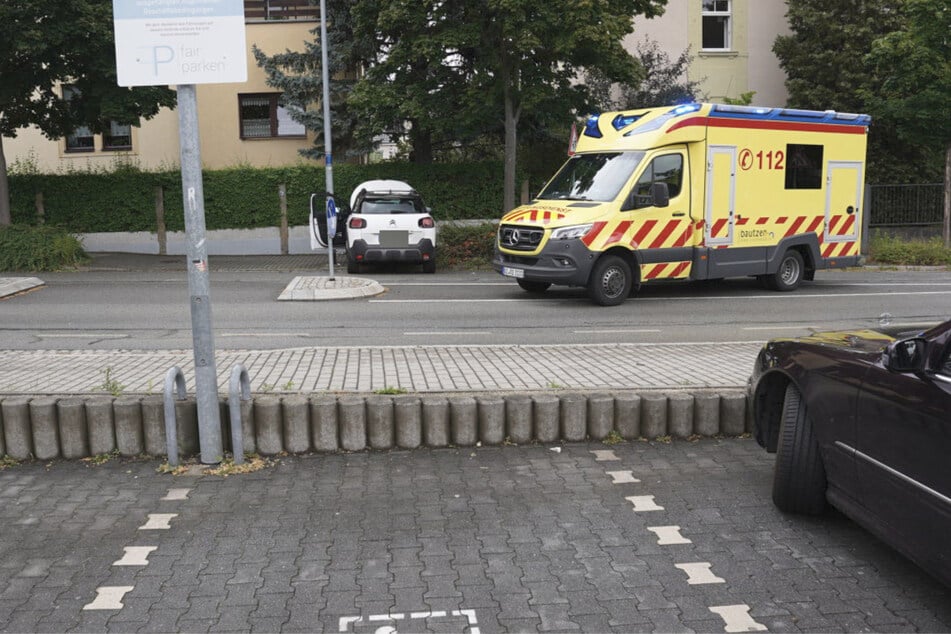 An der Tzschirnerstraße in Bautzen schlug ein Einpark-Manöver komplett fehl.