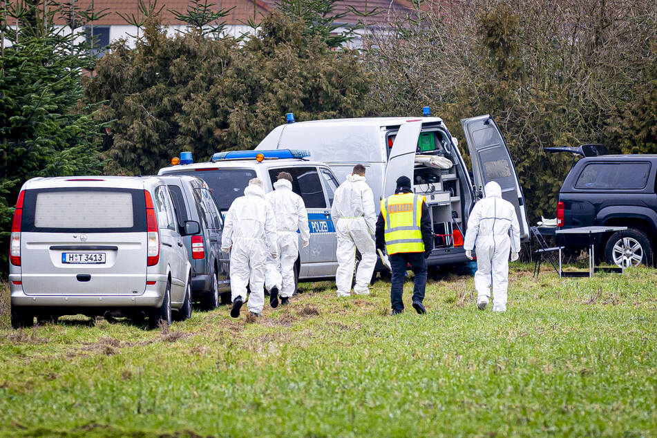 Mitarbeiter der Spurensicherung suchten am 25. Januar 2023 den Tatort auf einem Brachgelände ab.