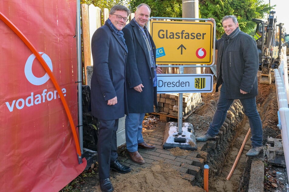 Wollen Dresdner an schnelles Internet anschließen: OXG-Chef Sören Trebst (51, v.l.n.r.), OB Dirk Hilbert (53, FDP) und Vodafone-Geschäftsleiter Michael Jungwirth (45).