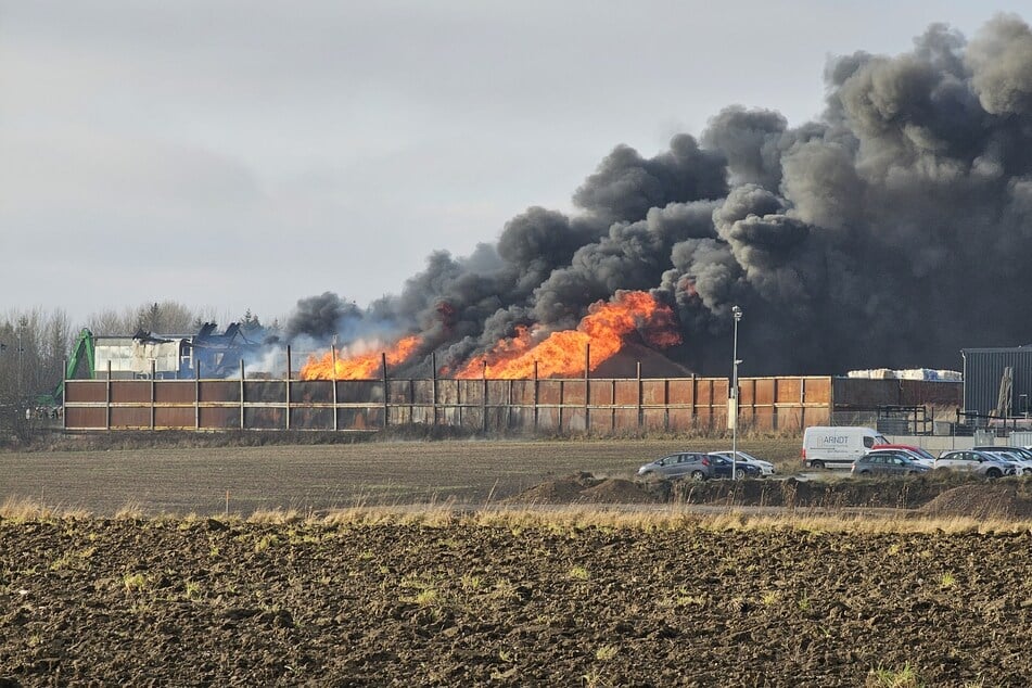 Meterhohe Flammen schlugen in den Himmel, dichte Rauchschwaden zogen über das Gelände.