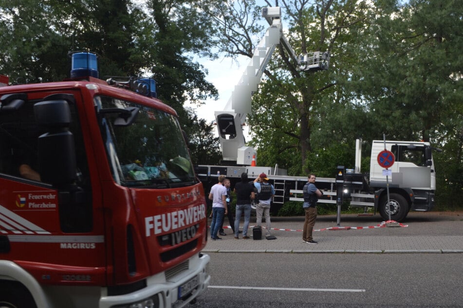Die Feuerwehr und Polizei sind an der Unglücksstelle.