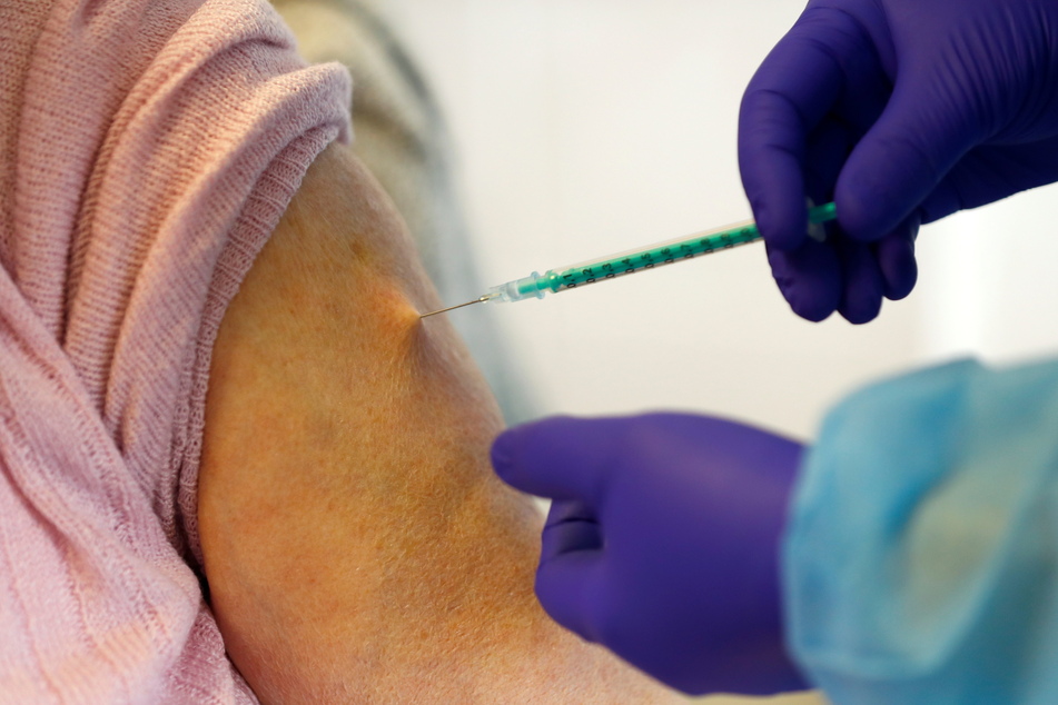 Eine Seniorin erhält ihre Corona-Impfung in Brandenburg. Seit dem 27.12.2020 wird in Deutschland geimpft.