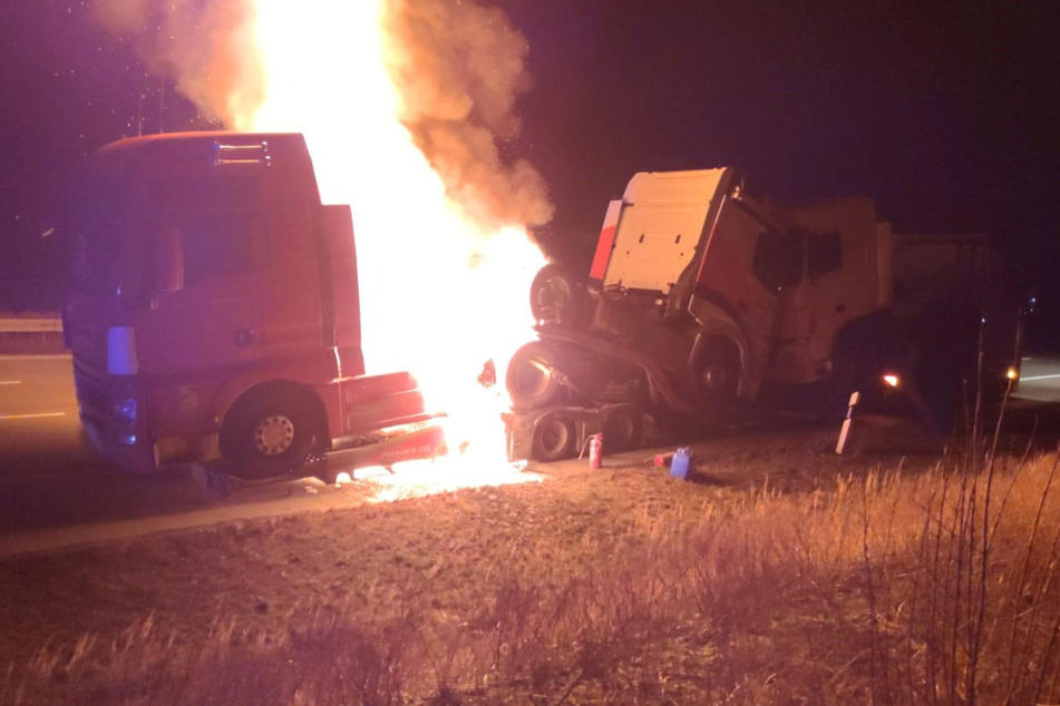 Die Feuerwehr musste auf der A9 anrücken, nachdem zwei Sattelzugmaschinen in Brand geraten waren.