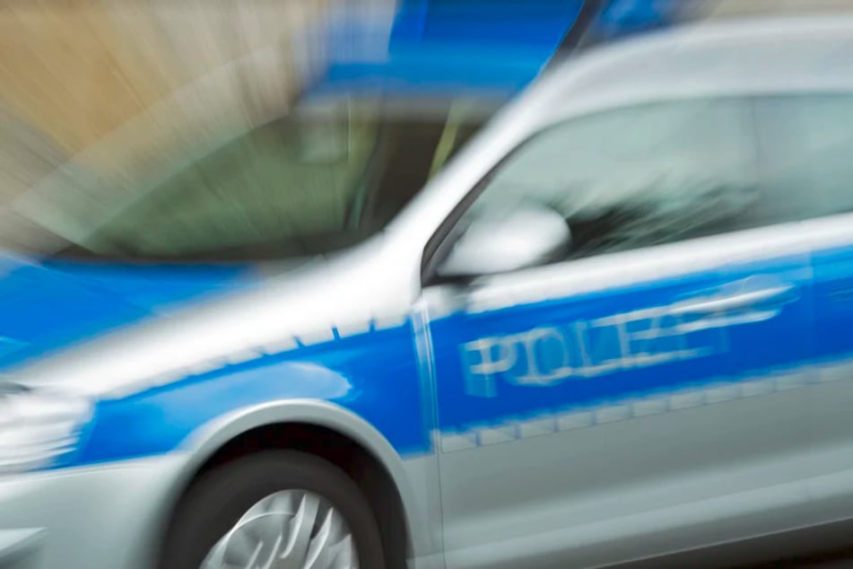 Unfall A7: Scheibe splittert während der Fahrt: Gegenstand kracht von Autobahnbrücke auf VW Golf