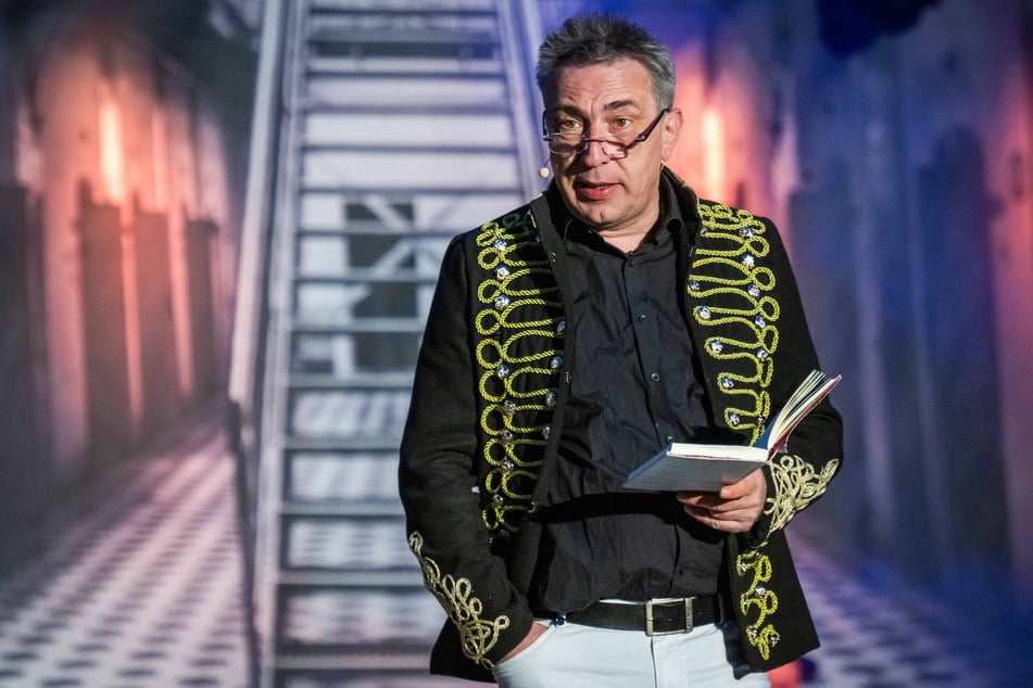 Auf Bühnen in ganz Deutschland - hier auf der Küchwaldbühne Chemnitz - liest Bartel aus seinen Büchern. Begleitet wird er dabei von passender "Knastmusik".