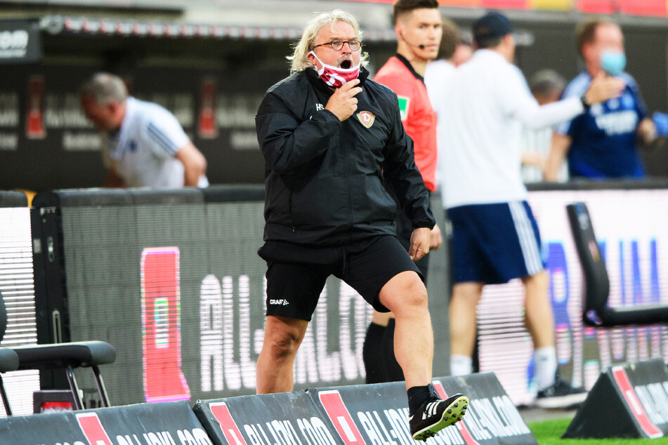 Dynamos Co-Trainer Heiko Scholz betritt das Spielfeld.