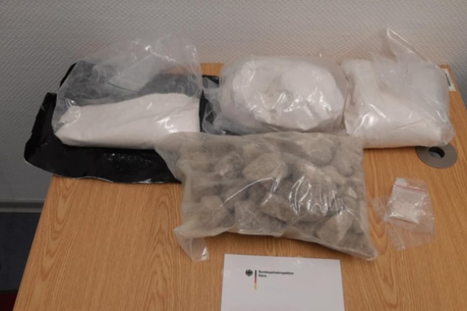 Im Kofferraum eines 21-jährigen BMW-Fahrers entdeckten die Beamten kiloweise Drogen und ein Messer.