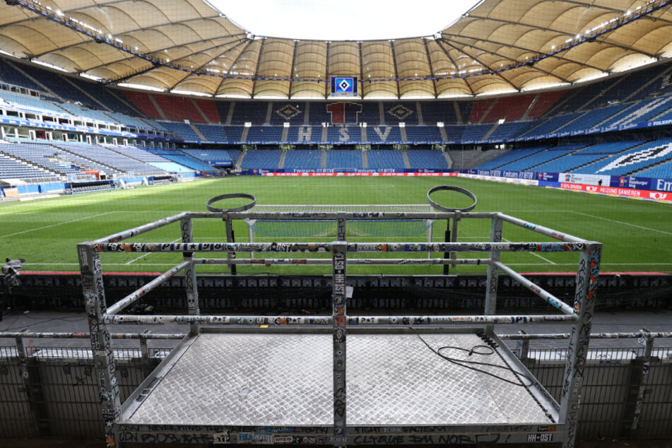 Blick von der Tribüne im Volksparkstadion auf den Rasen.