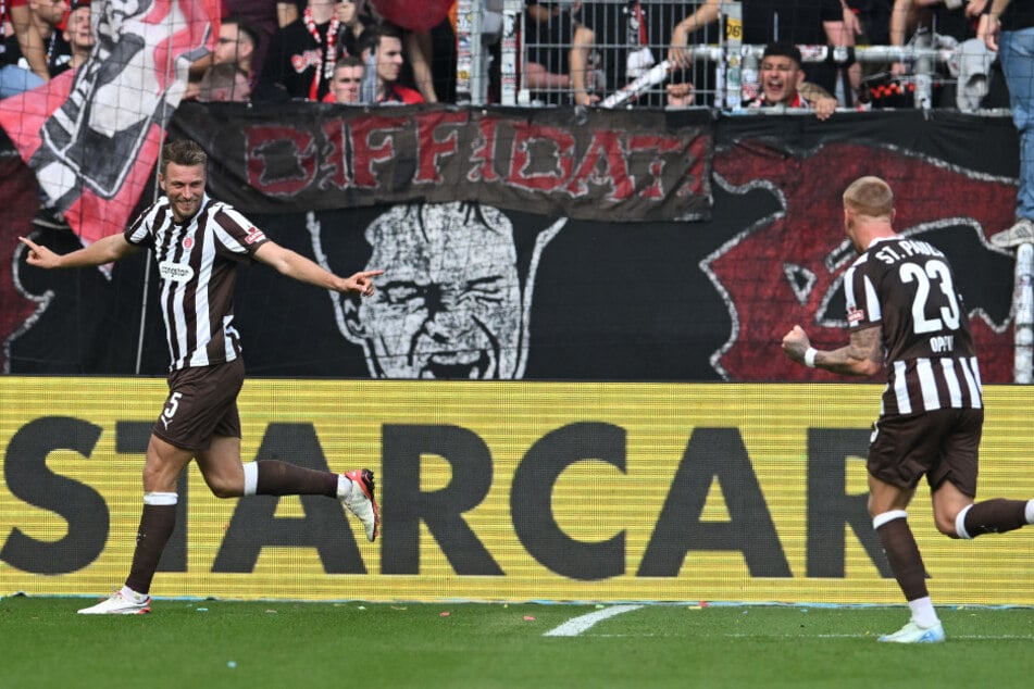 Kein weiterer Grund zum Jubeln: Hauke Wahl (30, l.) und Louis Oppie (23) zeigten sich nach dem Spiel wenig begeistert vom Zeitspiel der Leverkusener.