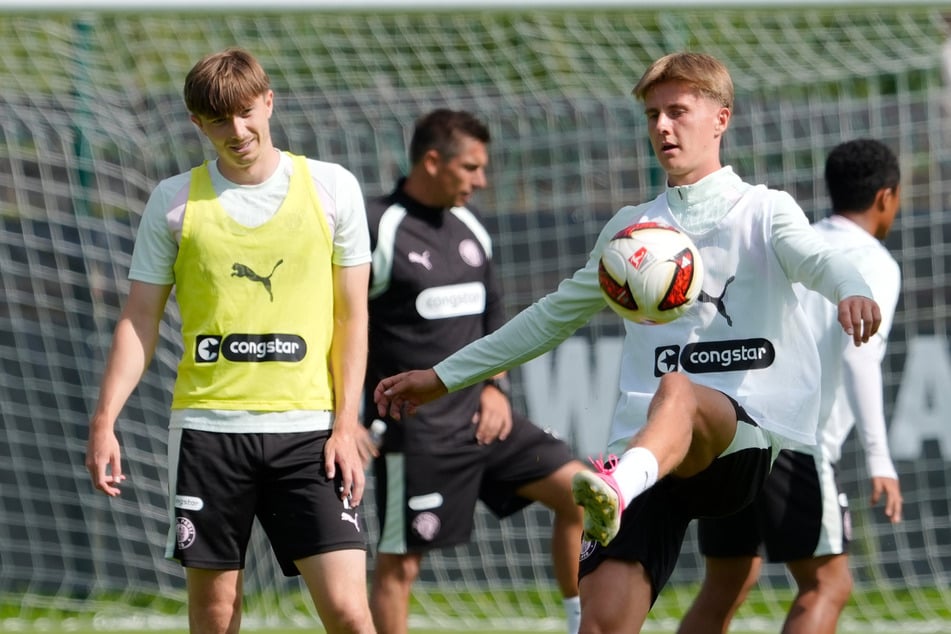 Scott Banks (25, l) und Erik Ahlstrand (24) haben es beim FC St. Pauli weiterhin schwer.