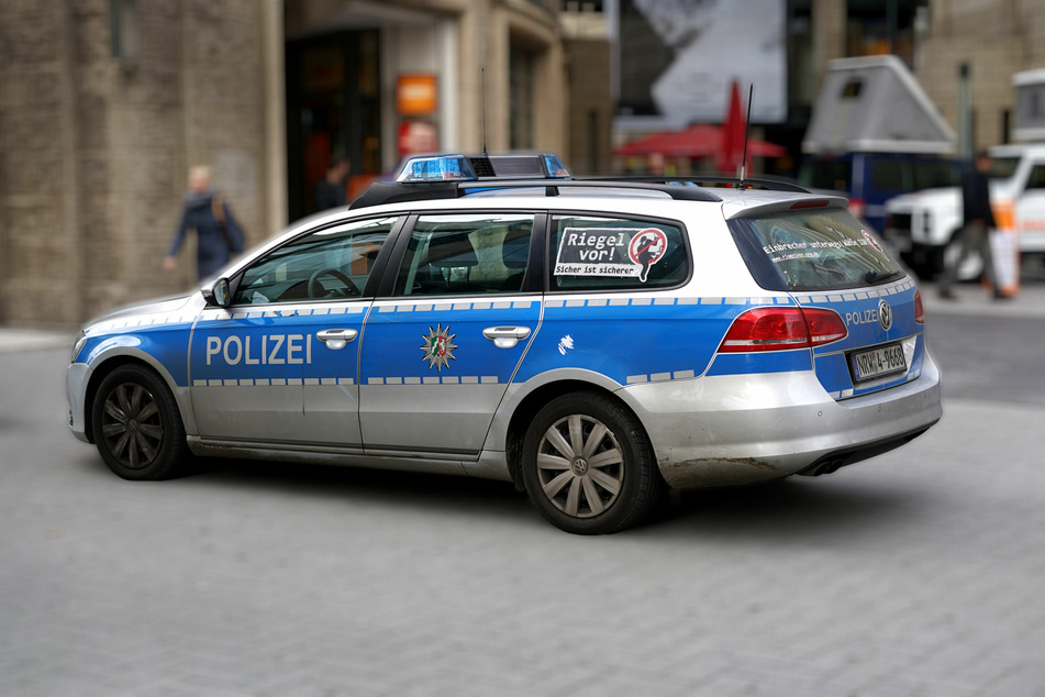 Bei dem Zusammenstoß mit einem Streifenwagen haben eine Mutter und ihr Sohn (2) leichte Verletzungen erlitten. (Symbolbild)