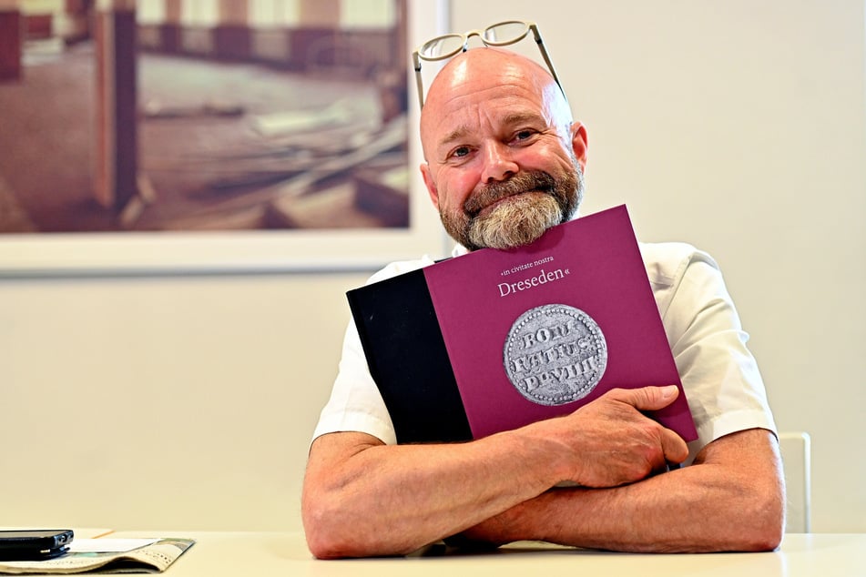 Archivleiter Thomas Kübler (60) hält das jüngst erschienene Buch im Arm.