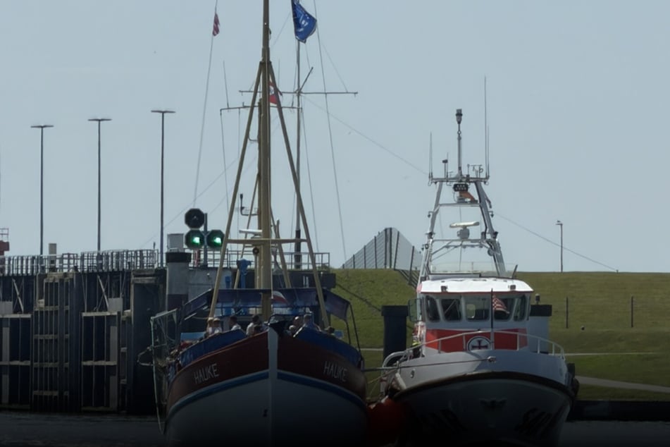 Der Seenotrettungskreuzer "THEODOR STORM" schleppte den ehemaligen Krabbenkutter "Hauke" mit über 50 Leuten an Bord in den Büsumer Hafen.