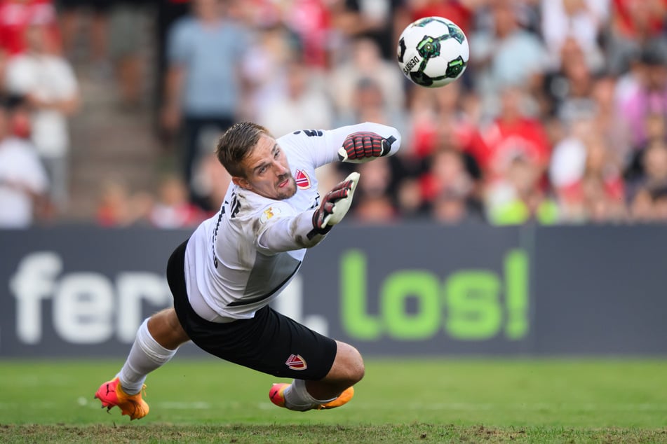 Torhüter Alexander Sebald (29) hielt für Energie Cottbus im DFB-Pokal unter anderem einen Elfer und krönte sich zum Helden.