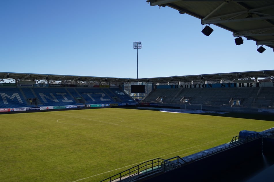 Auch wenn er schon ein paar Jahre auf dem Buckel hat: Der Rasen im Gellertstadion macht vor allem angesichts der steigenden Temperaturen einen durchaus bespielbaren Eindruck.