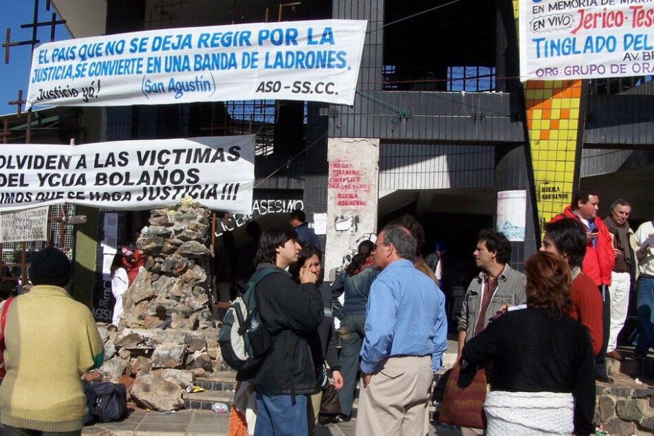 Gedenkveranstaltung vor dem Haupteingang des Supermarkts in Asunción.