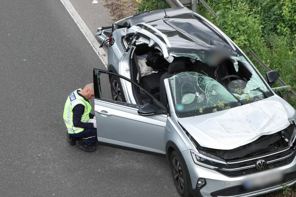 Unfall A44: Reh durchschlägt Scheibe: Heftiger Wildunfall auf A44 - Fahrerin in Wrack gefangen