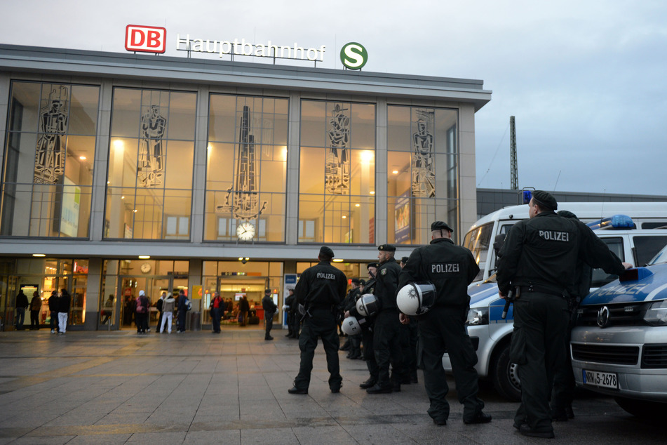 Eine 17-Jährige beschimpfte Beamte am Dortmunder Hauptbahnhof, diese nahmen sie anschließend in Gewahrsam. (Symbolbild)