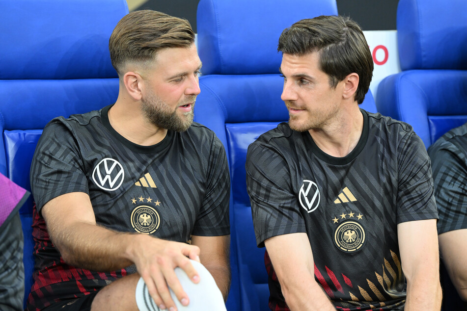 Sind Niclas Füllkrug (30, l.) und Jonas Hofmann (30, r.) bald Kollegen bei Bayer Leverkusen?