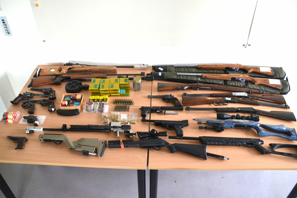 Die Polizei Aurich/Wittmund hat in einem Wohnhaus in der Samtgemeinde Hage zahlreiche Waffen und größere Mengen Munition sichergestellt.