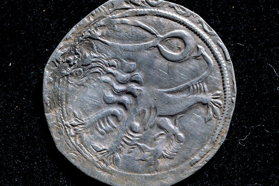 Diese Silbermünze ist ebenfalls eines der gefundenen Einzelstücke aus dem 13. und 14. Jahrhundert.