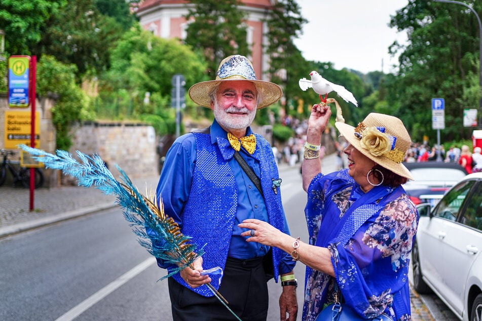 Ganz in Blau kostümiert: Burkhard und Christine Riedel haben sich fürs Elbhangfest fein gemacht.