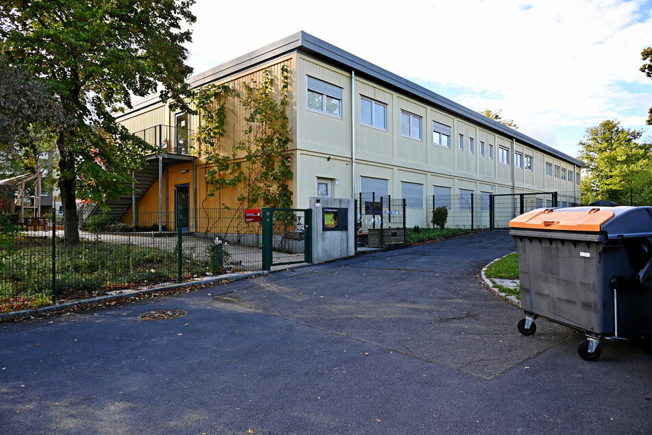 Auch die Container-Kita an der Jessener Straße in Leuben ist von der Schließung bedroht.