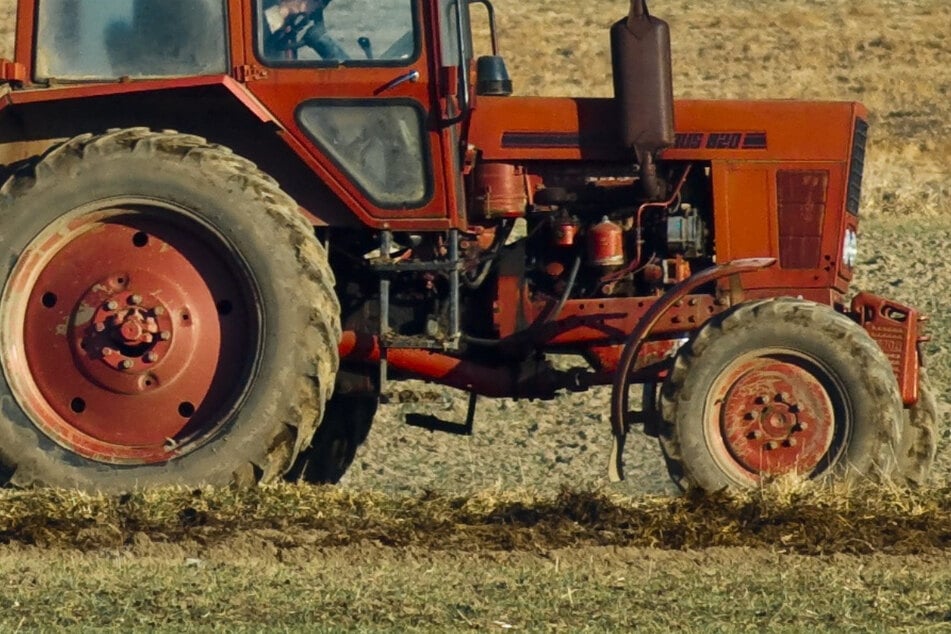 Bei einem Unfall mit einem landwirtschaftlichen Gefährt ist ein 14 Jahre alter Jugendlicher in Bayern schwer verletzt worden. (Symbolbild)