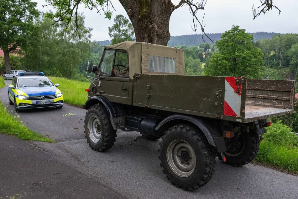 Kurz nach dem Unfall konnte der flüchtige Unimog-Fahrer gestellt werden.