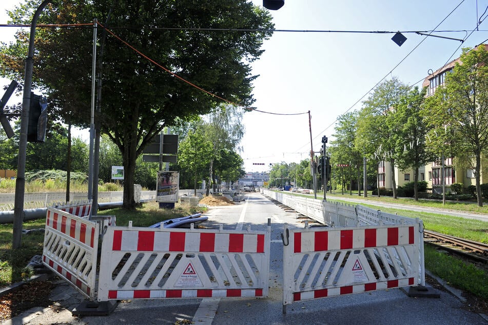 Die rot-weißen Baustellenabsperrungen gehörten 2024 zum gewohnten Straßenbild wie hier in der Annaberger Straße.