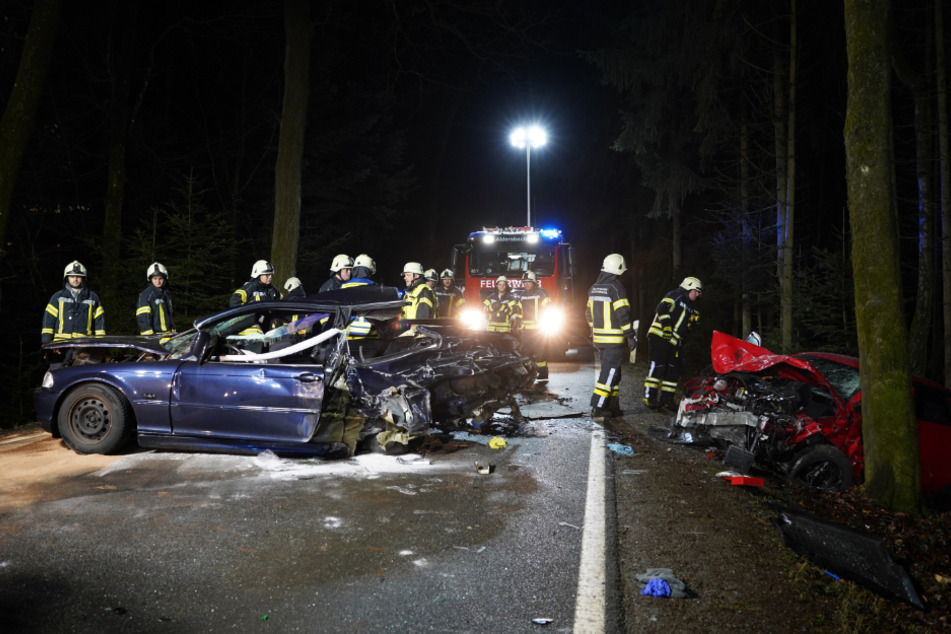 Einsatzkräfte der Feuerwehr arbeiten an der Unfallstelle zwischen Vilshofen und Ortenburg im Landkreis Passau.