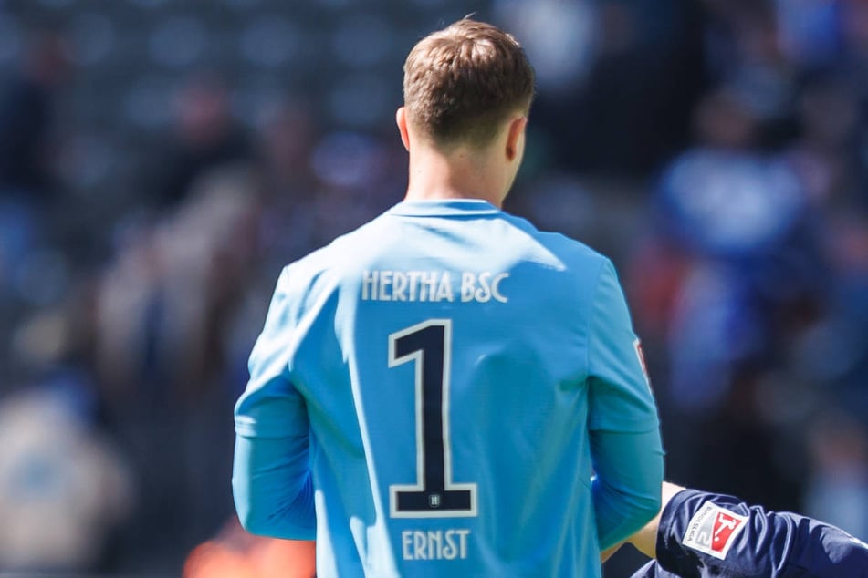 Auch das Torwarttrikot von Tjark Ernst (23) kann ersteigert werden.