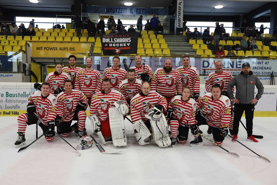 Die Eishockey-Mannschaft der Polizei Köln tritt in der Kölnarena 2 an.