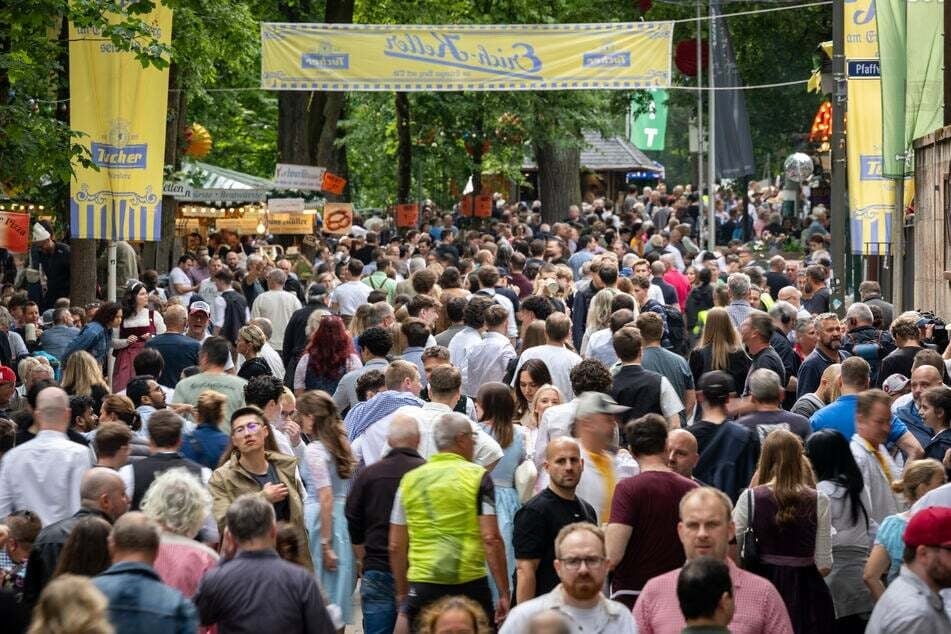 Die Bergkirchweih im mittelfränkischen Erlangen zieht jedes Jahr rund eine Million Besucher an.