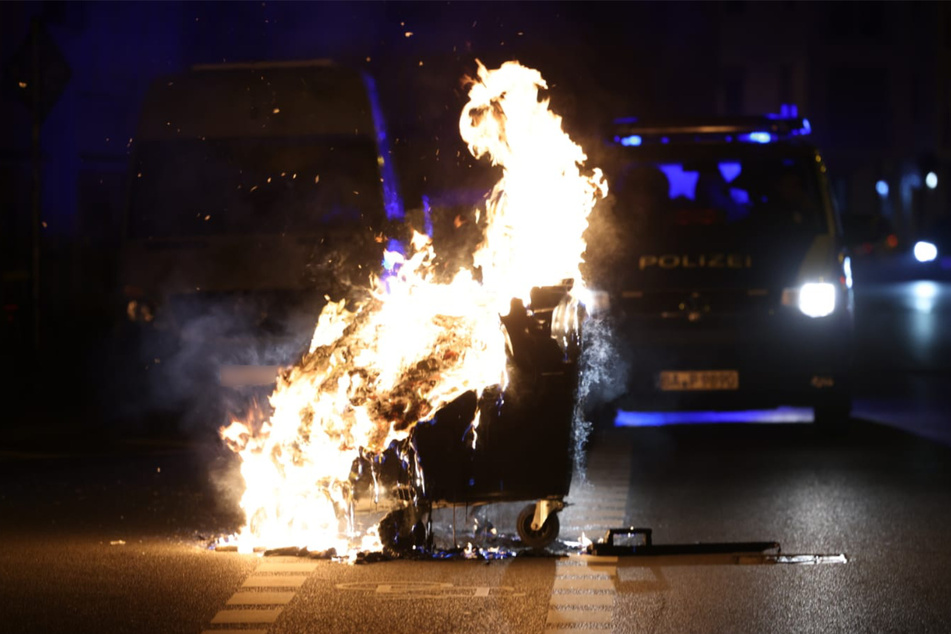 In der Nacht auf Sonntag brannten mehrere Mülltonnen im Leipziger Stadtgebiet.