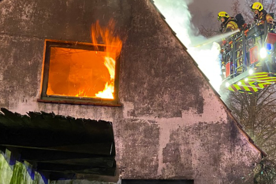 Einfamilienhaus brennt: Flammen schlagen aus Fenster, Dach muss geöffnet werden
