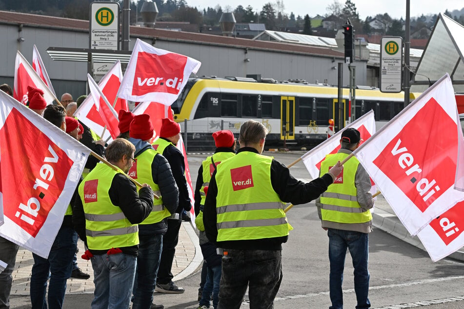 Zahlreiche Angestellte der SWEG legen zum Wochenstart ihre Arbeit nieder.