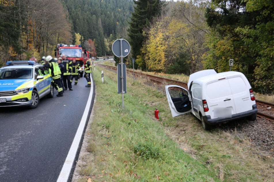 Crash an der S272 bei Breitenbrunn (Erzgebirge): Ein Peugeot krachte ins Gleisbett. Die Straße wurde kurzzeitig gesperrt.