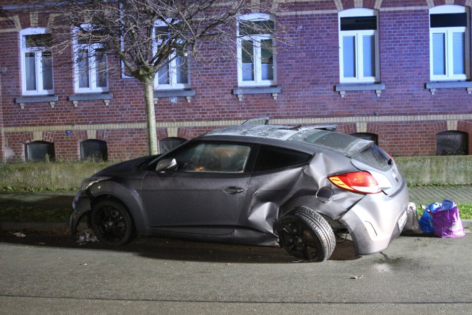 Ein geparkter Hyundai wurde stark in Mitleidenschaft gezogen...