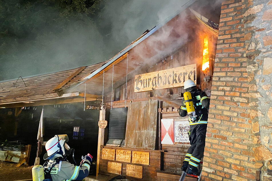 Feuerwehrleute löschen einen Brand an der Burg Satzvey.