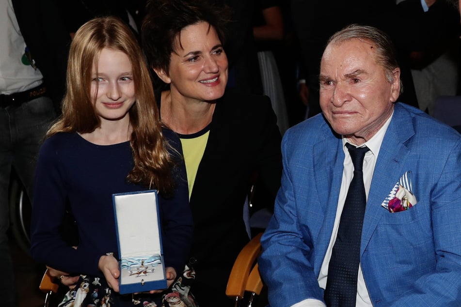 Fritz Wepper (82) bei der Verleihung des Bayerischen Verdienstordens 2022 mit Tochter Filippa (12) und Frau Susanne Kellermann (49).