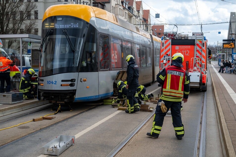 Die Feuerwehrleute befreiten die Person, die zwischen Haltestellenkante und Bahn eingeklemmt worden sein soll.
