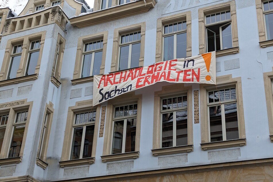 Seit Montag hängt in der Ritterstraße ein auffälliges Protest-Banner.