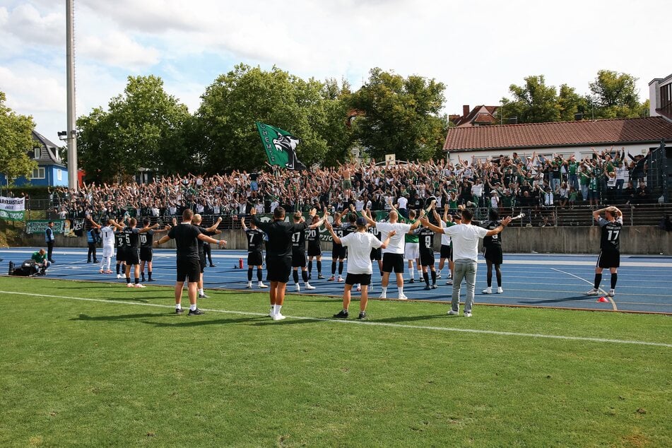 Die Fans feierten trotzdem mit der Mannschaft.