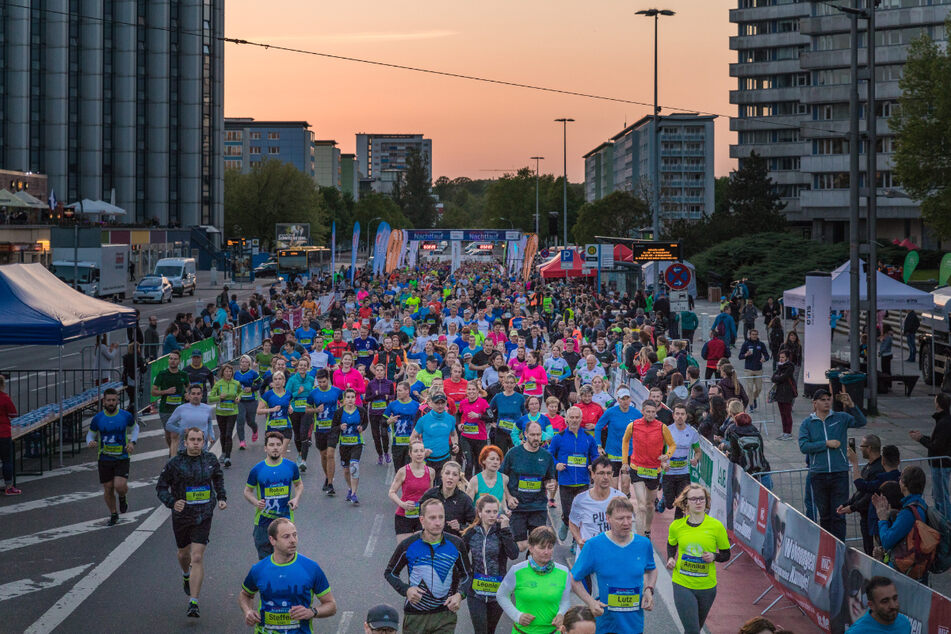 Etwa 2500 Läufer werden, wie hier im Jahr 2019, am Samstag zum Chemnitzer Nachtlauf erwartet.