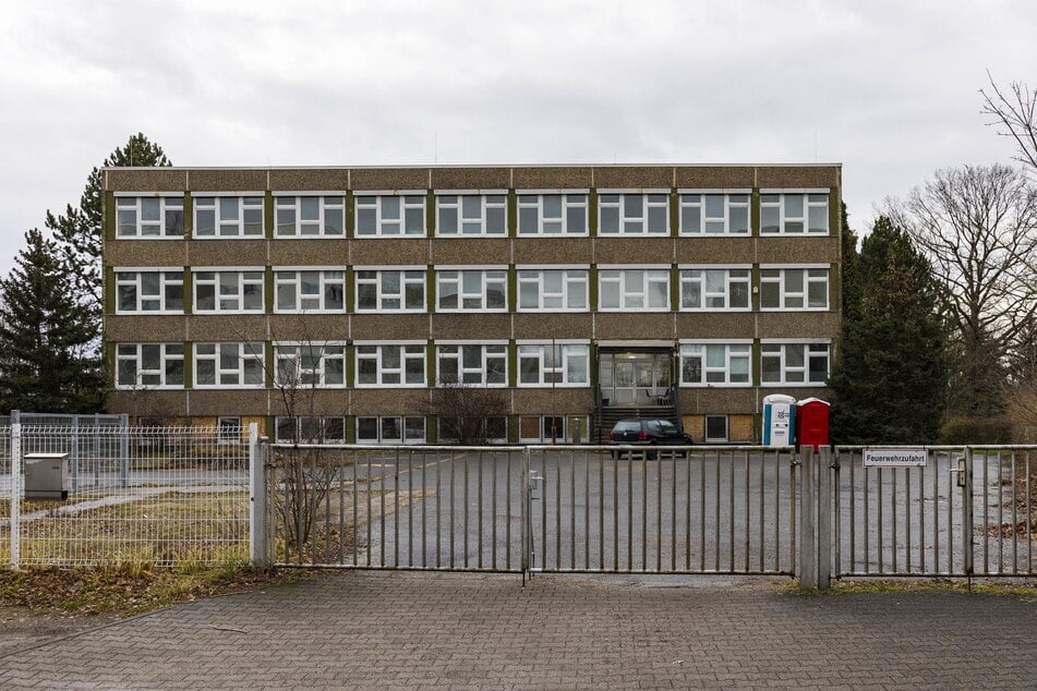 Die leer stehende Schule auf der Alexander-Herzen-Straße (Klotzsche).