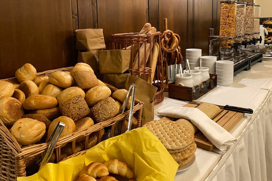 Von Müsli über verschiedene Brötchen und Brot bis hin zu Croissants ist Alles dabei!
