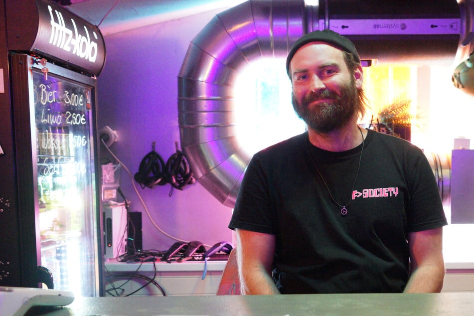 Mitarbeiter Robert Wenzel hilft bei den ersten Schritten im virtuellen Spieluniversum.